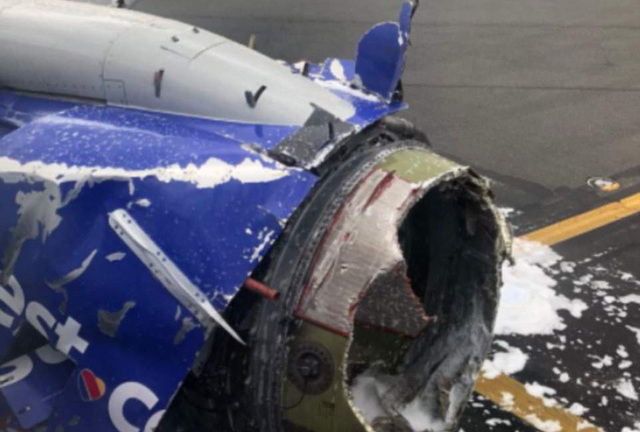 Hiện trường tan hoang vụ nổ động cơ máy bay hàng không của Mỹ