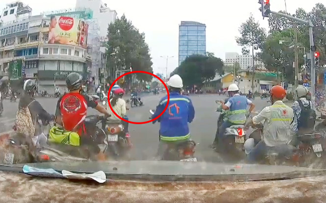 Clip: Tên cướp kéo lê cô gái hàng chục mét giữa ngã tư Sài Gòn