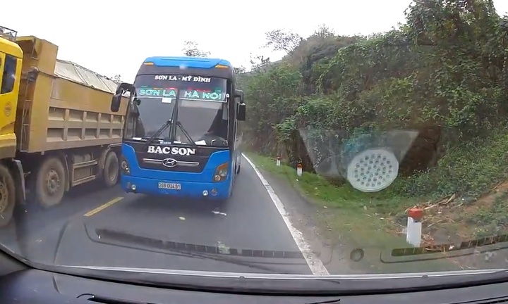 Clip: Khoảnh khắc ôtô con suýt đấu đầu xe khách trên đèo Thung Khe