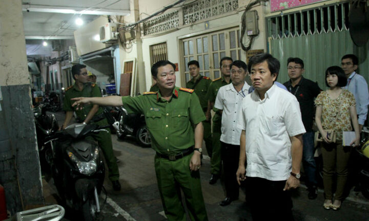 Ông Đoàn Ngọc Hải kiểm tra PCCC lúc nửa đêm