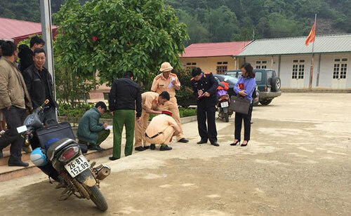 Thầy giáo lùi xe trong sân trường chèn chết một học sinh