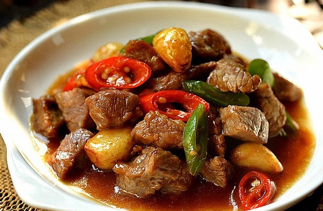 Món ngon bữa tối: Quên thịt bò xào thập cẩm đi, thịt bò rim tỏi ớt đậm đà hơn nhiều