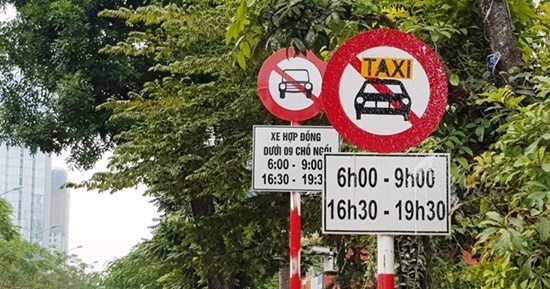 Không gỡ biển cấm taxi ở 11 tuyến phố tại Hà Nội
