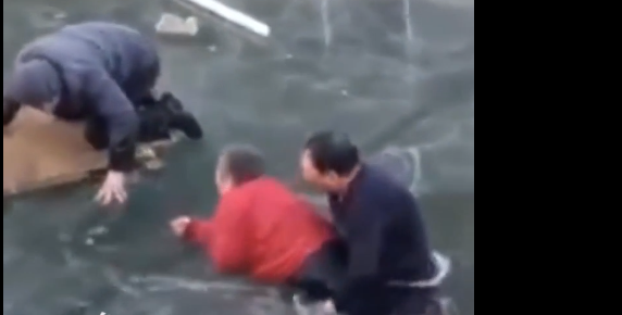 Thót tim với màn giải cứu bà cụ lọt xuống dòng sông đóng băng