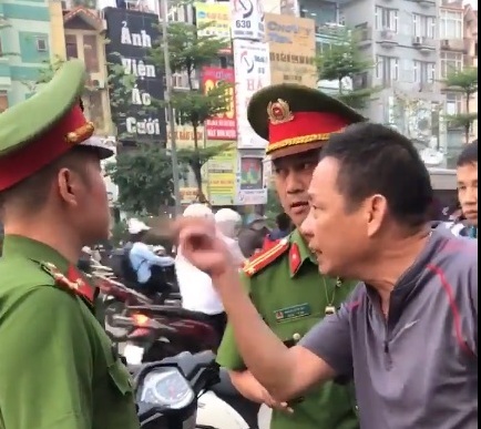 Thanh niên đi ngược chiều còn gọi người nhà thách thức công an