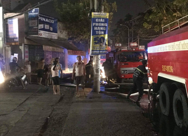 Cơ sở sản xuất trái cây nhựa bốc cháy nhiều giờ trong đêm