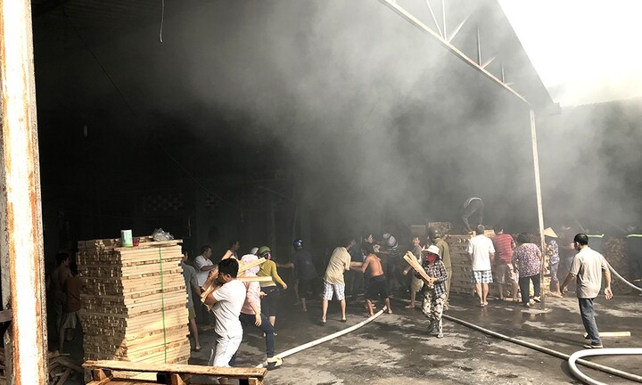 Hàng chục người dân lao vào 