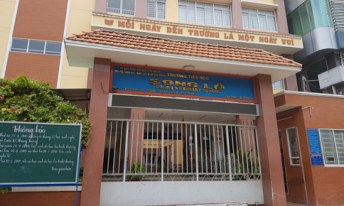 Cô giáo tiếng anh dọa bắt học sinh ngậm dép bị hạ bậc thi đua