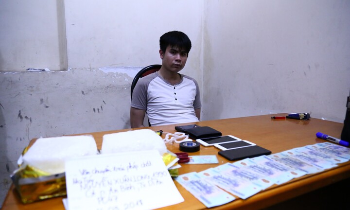 Bắt quả tang nam thanh niên mang 2 kg ma túy được giấu tinh vi trong hộp trà