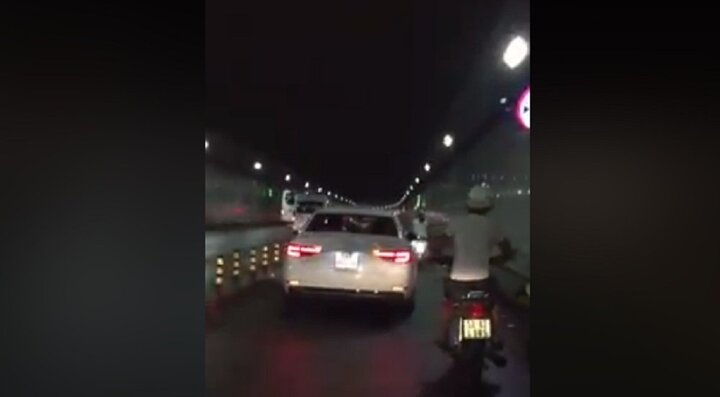 Video: Xe Audi vô tư chạy vào làn xe máy trong hầm vượt sông Sài Gòn