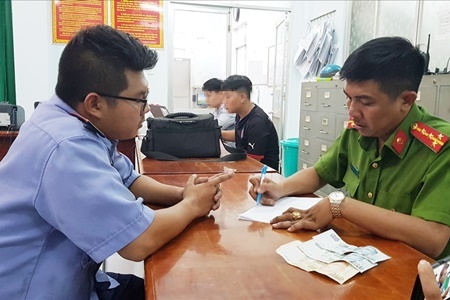 TP. HCM: Bảo vệ nhìn trộm mật mã chung cư cao cấp, trộm đồ tiền tỷ