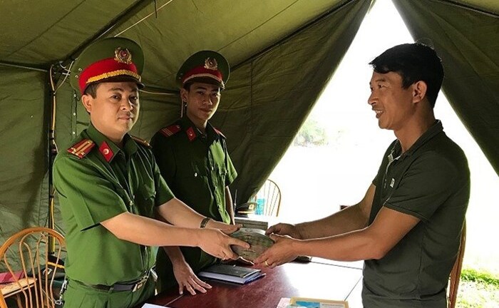 Nhặt được hơn 100 triệu đồng, công an Ninh Bình trả lại cho du khách đánh rơi