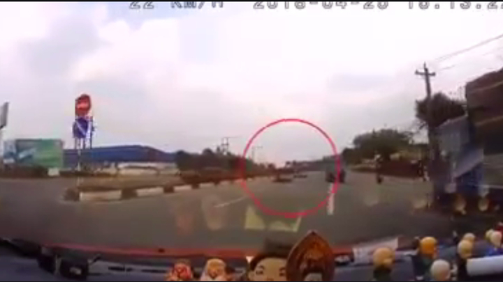 Video: Ô tô rượt đuổi xe máy như phim hành động khiến đôi nam nữ ngã sõng soài