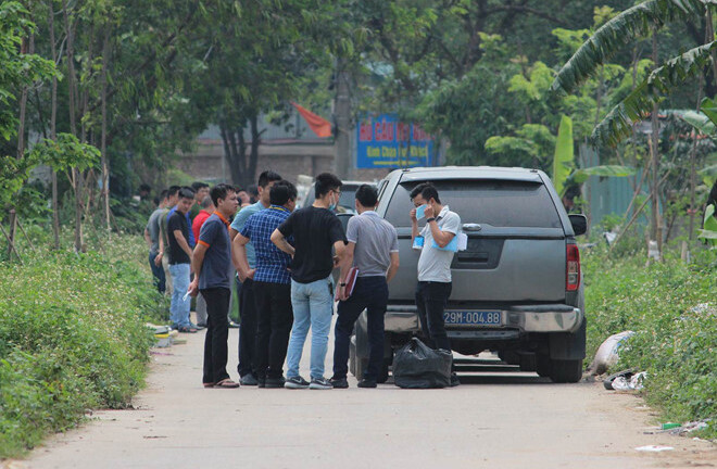 Vợ nghi phạm sát hại nam sinh sững sờ khi công an đến khám nhà