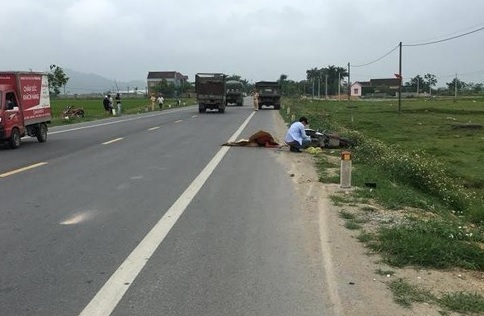 Nghệ An: Xe máy va chạm với ô tô chạy ngược chiều, một người vong tại chỗ