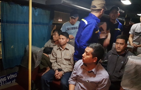 Quảng Ninh: Bắt 9 công nhân đánh bạc trên ô tô