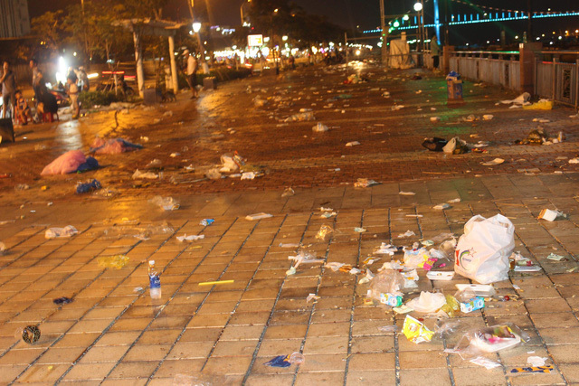 Đà Nẵng: Rác ngập đường sau đêm khai mạc lễ hội pháo hoa