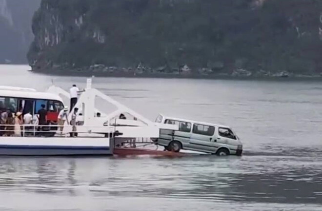 Quảng Ninh: Ô tô 16 chỗ suýt rơi xuống biển khi phà rời bến