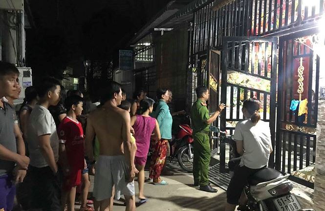 Mâu thuẫn với cha, nam thanh niên ôm bình gas cố thủ