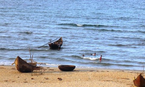 2 học sinh bị sóng cuốn tử vong khi đi tắm biển