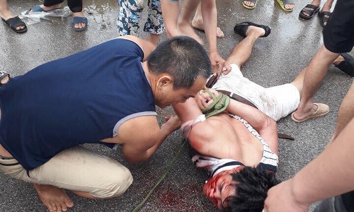 Nghi bắt cóc trẻ em, người dân vây đánh người đi ô tô giữa ban ngày