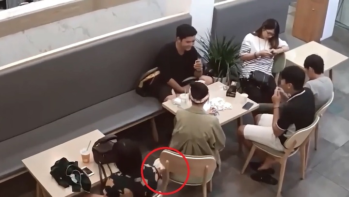 Clip: Camera ghi hình bé gái trộm túi xách trong quán trà sữa gây xôn xao