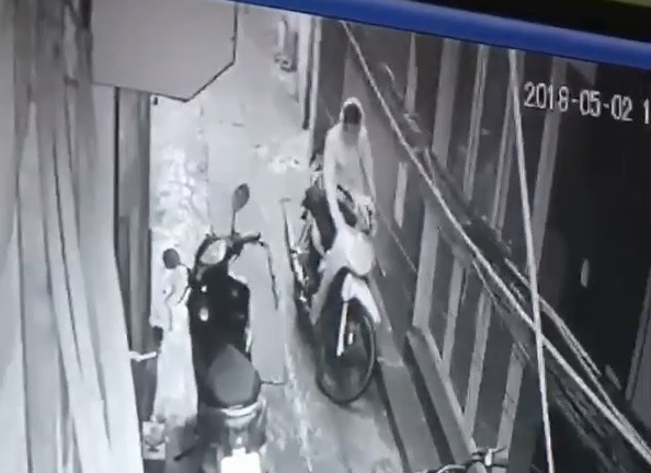 Video: Thanh niên bẻ khóa, trộm xe máy giữa phố Hà Nội