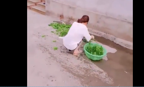 Cô gái trẻ tự tin vẩy rau đến giây cuối bỗng tắt nụ cười