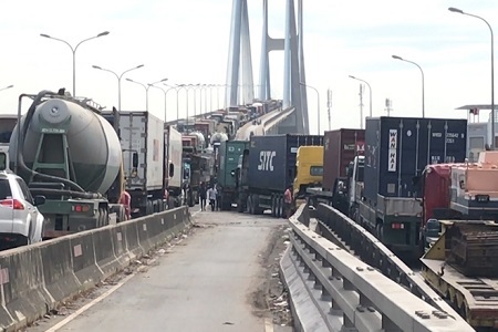 Clip: Cầu Phú Mỹ ùn tắc nhiều giờ sau vụ va chạm liên hoàn giữa 5 ôtô