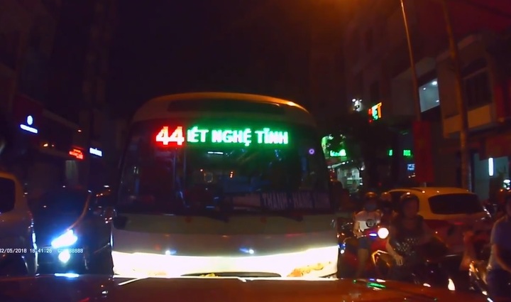 Video: Xe buýt lấn làn, đi ngược chiều bị ô tô ép lùi