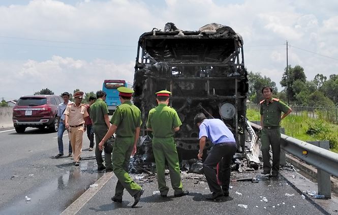 Xe khách cháy ngùn ngụt trên cao tốc TP.HCM – Trung Lương