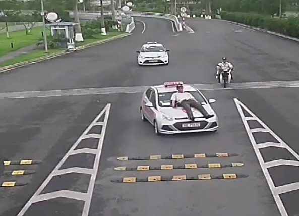 Tài xế taxi tông thẳng, hất nhân viên sân bay Nội Bài lên nắp capo
