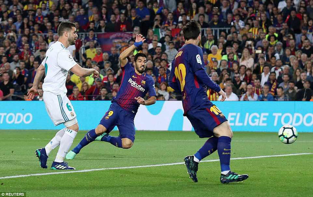 Barcelona 2-2 Real Madrid: Messi, C.Ronaldo cùng chói sáng 