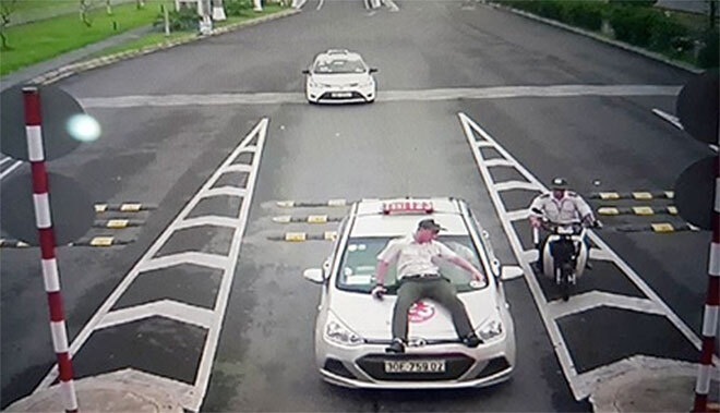 Tin tức mới nhất vụ tài xế taxi đâm trực diện nhân viên sân bay Nội Bài