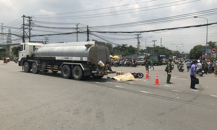 Đôi nam nữ thương vong dưới gầm xe bồn