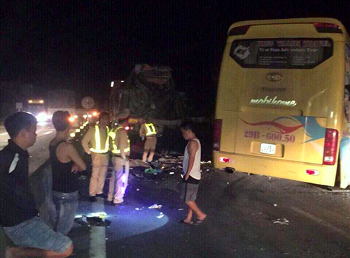 Phó Thủ tướng yêu cầu khẩn trương điều tra vụ ôtô khách va chạm xe container, 2 người chết