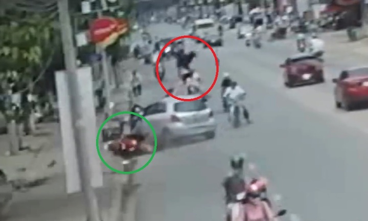 Clip: Ôtô bất ngờ mất lái hất văng người phụ nữ qua nóc xe