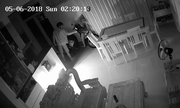 Clip: Táo tợn phá cửa sổ, đột nhập nhà dân 