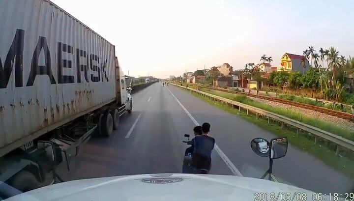 Clip: 2 thanh niên đầu trần, đánh võng trước đầu container gây bức xúc