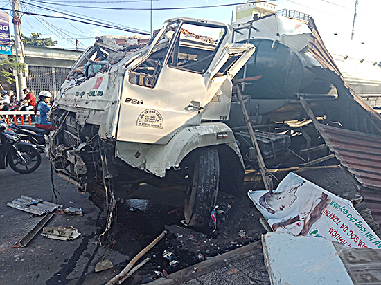 Đang ngủ say bị xe bồn chở xăng húc tung cửa nhà