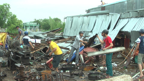 Bị sét đánh tử vong khi đang nghe điện thoại trên sông