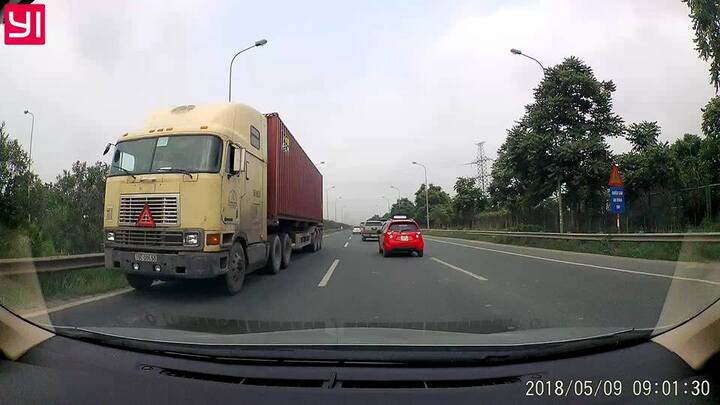Clip: Container ngang nhiên đi ngược chiều trên đại lộ Thăng Long