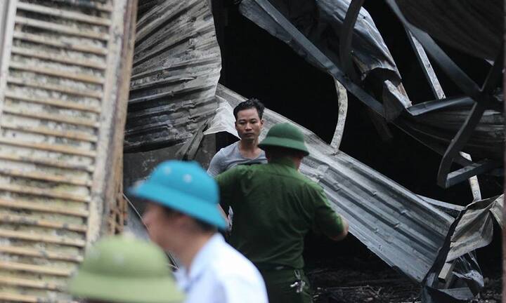 Hiện trường vụ cháy dữ dội kèm tiếng nổ cạnh chân cầu Vĩnh Tuy