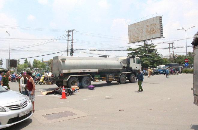 Camera ghi cảnh xe bồn vượt đèn đỏ, tông đôi nam nữ thương vong