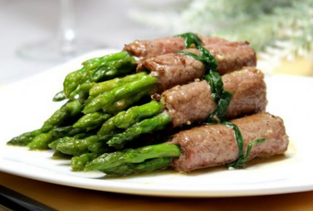 Bữa trưa ngon cơm với món thịt bò cuốn măng tây