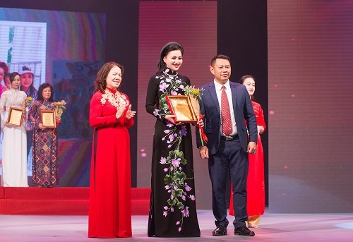 Nữ Hoàng Trần Huyền Nhung lộng lẫy nhận cúp vàng trong lễ vinh danh doanh nhân nhân ái