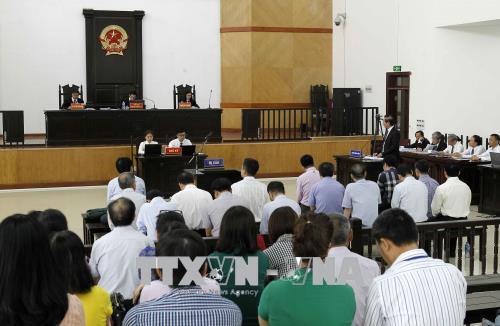 Bị cáo Đinh La Thăng cùng Luật sư bào chữa tranh luận về tội danh