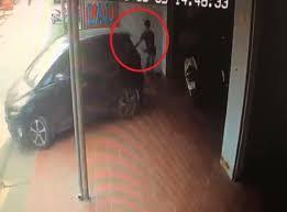 Clip: Lùi xe bất cẩn, nữ tài xế đâm trúng nam thanh niên