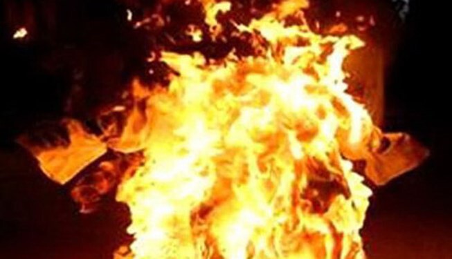Người vợ ôm con nhỏ tự thiệu vì mâu thuẫn với chồng