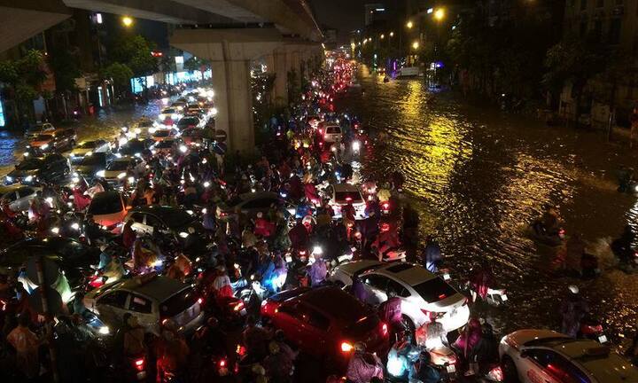 Đêm muộn, đường Hà Nội vẫn kẹt cứng vì mưa lớn